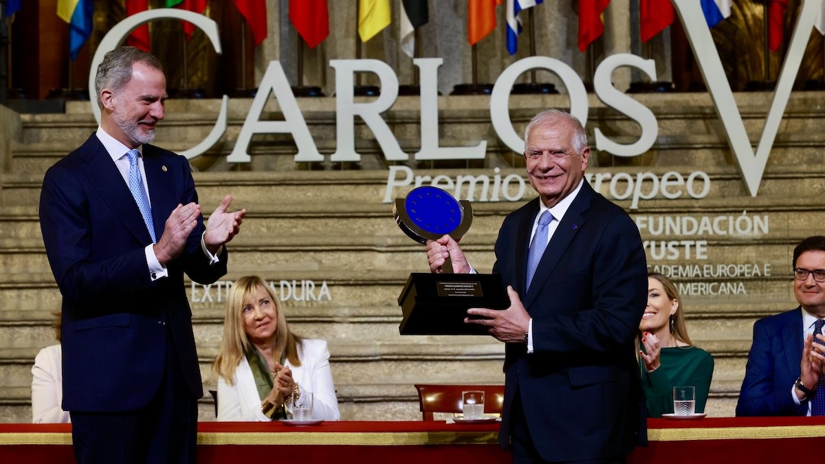 Borrell rebent el guardó de mans de Felip VI