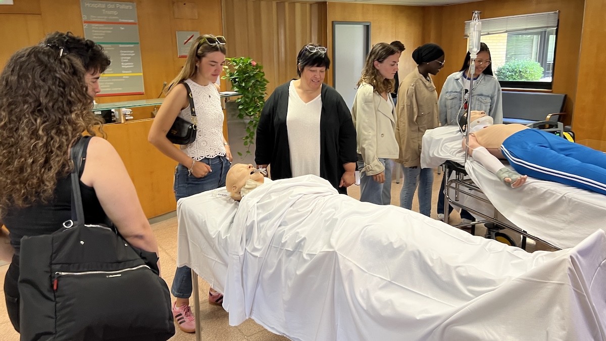 Un grup de persones durant la jornada de portes obertes a l'Hospital del Pallars