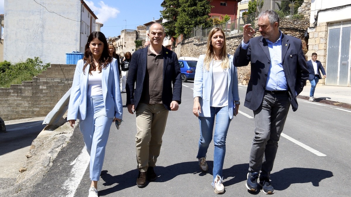 El secretari general de Junts i Jeannine Abella, al centre, passejant per Isona aquest dissabte