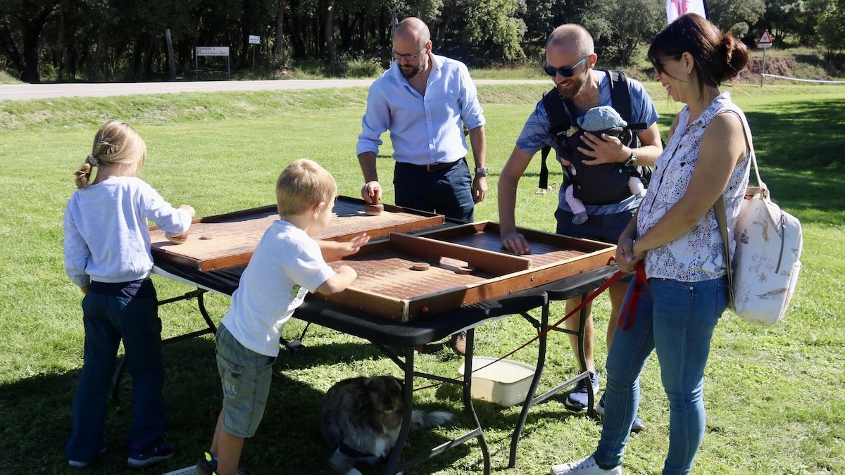 Adults i infants jugant en una imatge d'arxiu