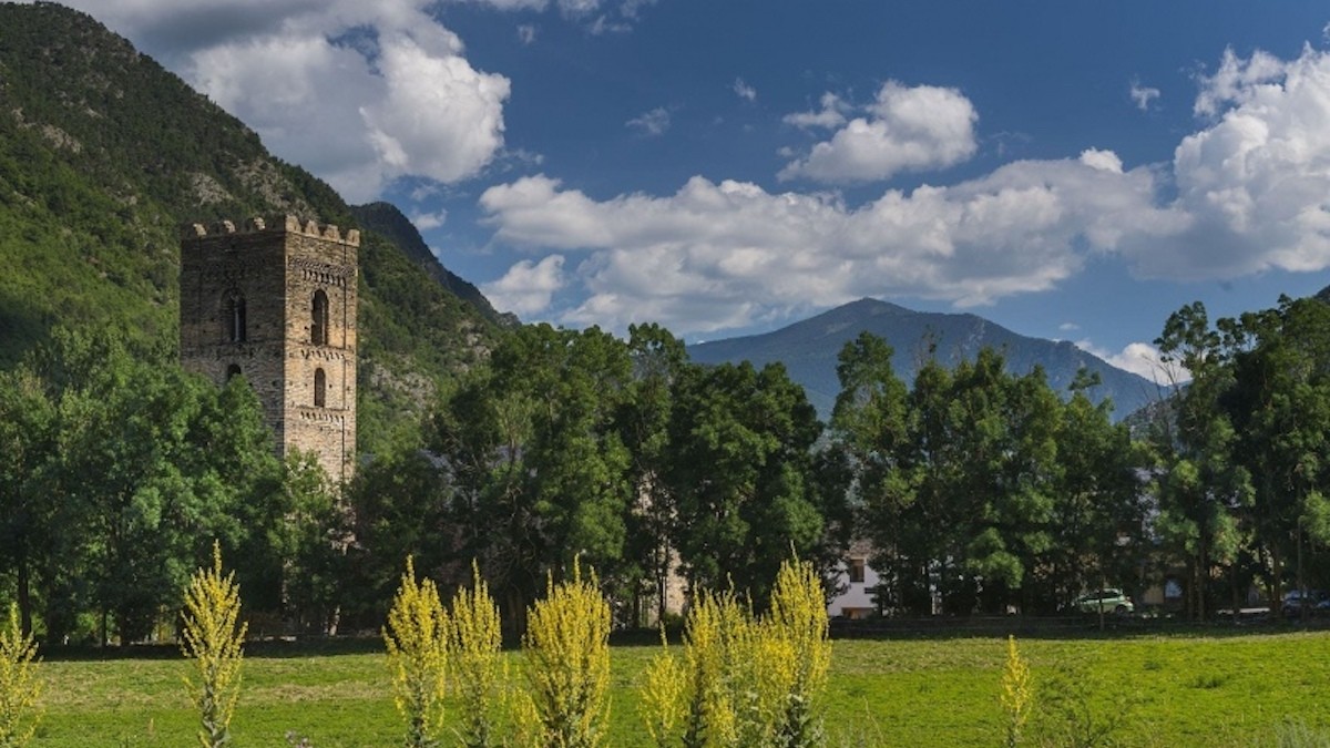 El campanar romànic de l'església de Santa Maria de Ribera de Cardós