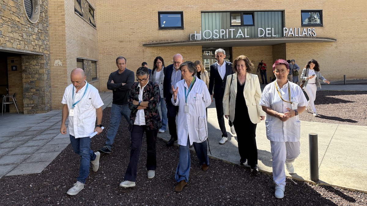Imatge de la comitiva encapçalada per Pané davant l'Hospital del Pallars de Tremp