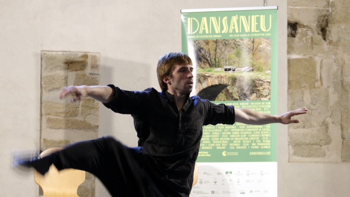 El ballarí i coreògraf Aleix Martínez durant la presentació del Dansàneu a la Seu Vella