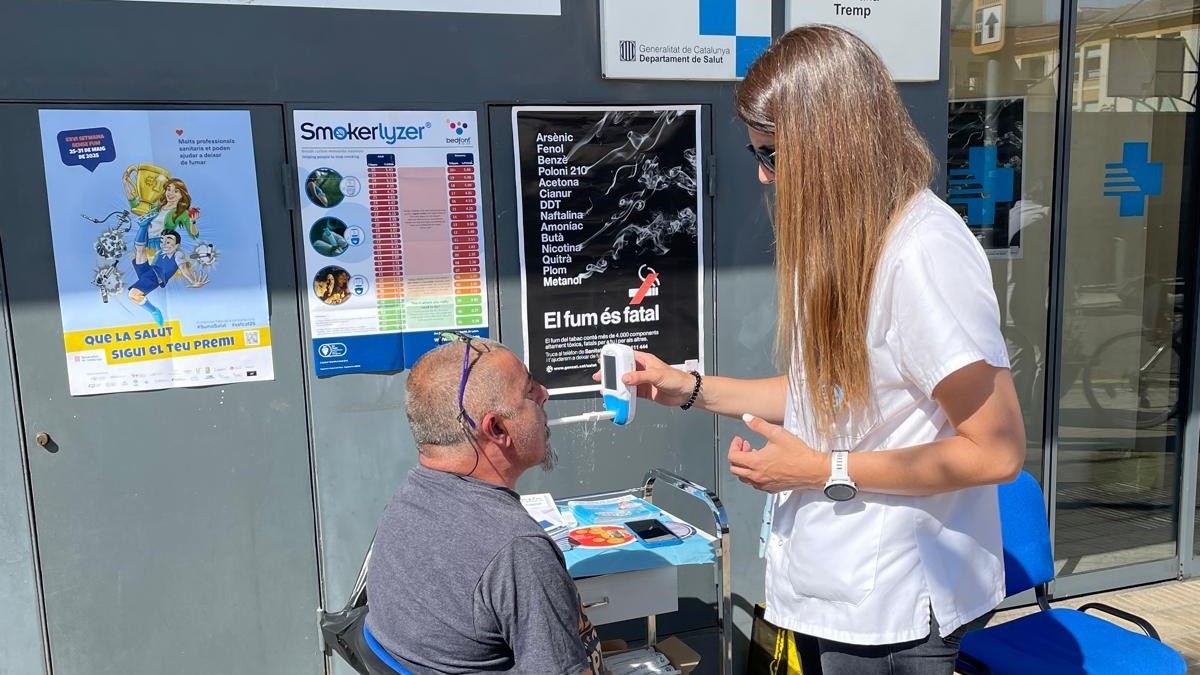 Una professional del CAP fent la prova de cooximetria
