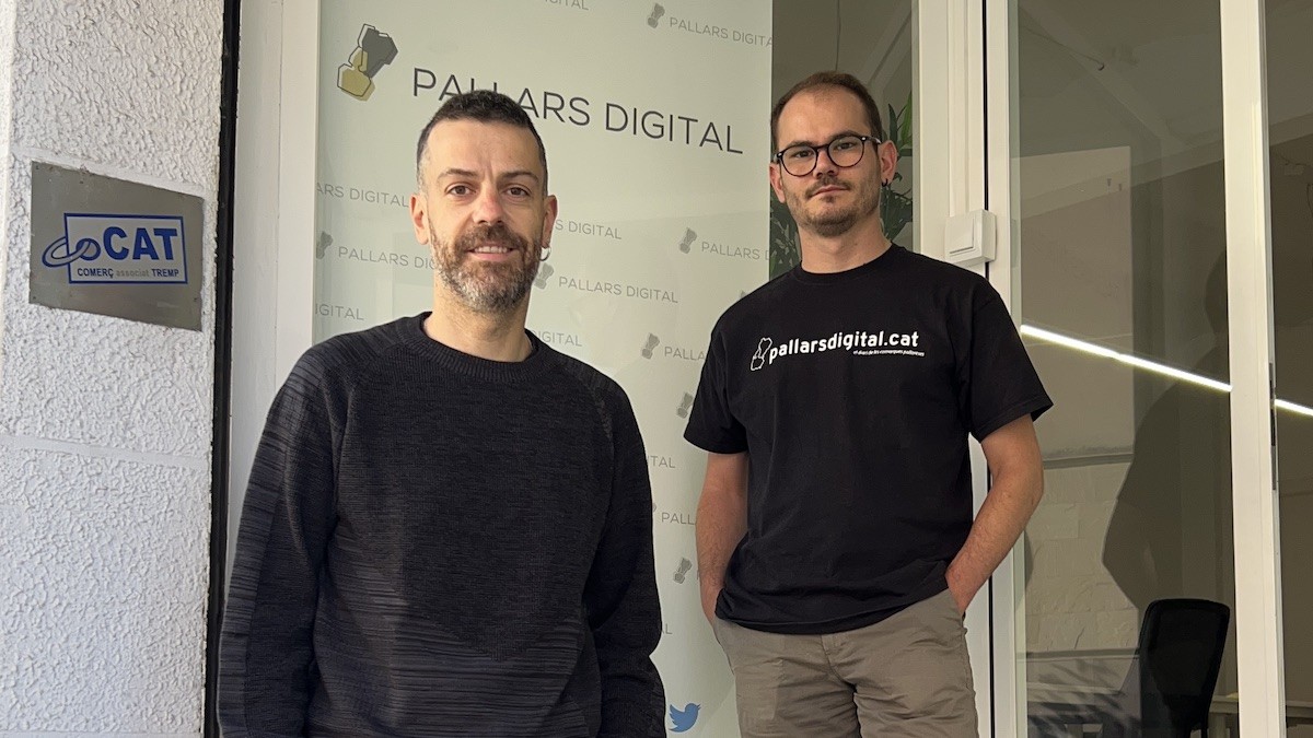Jordi Ubach i Tomàs Garcia, periodistes de Pallars Digital, aquest dimarts davant la redacció