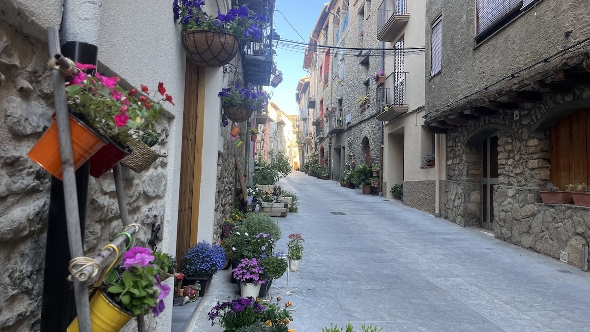 El carrer Sant Cebrià Alt guarnit amb flors