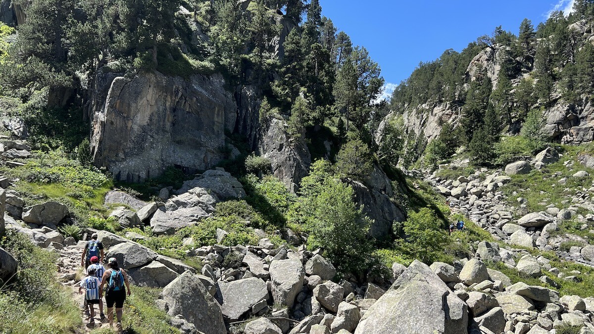 Uns excursionistes al Parc Nacional d'Aigüestortes