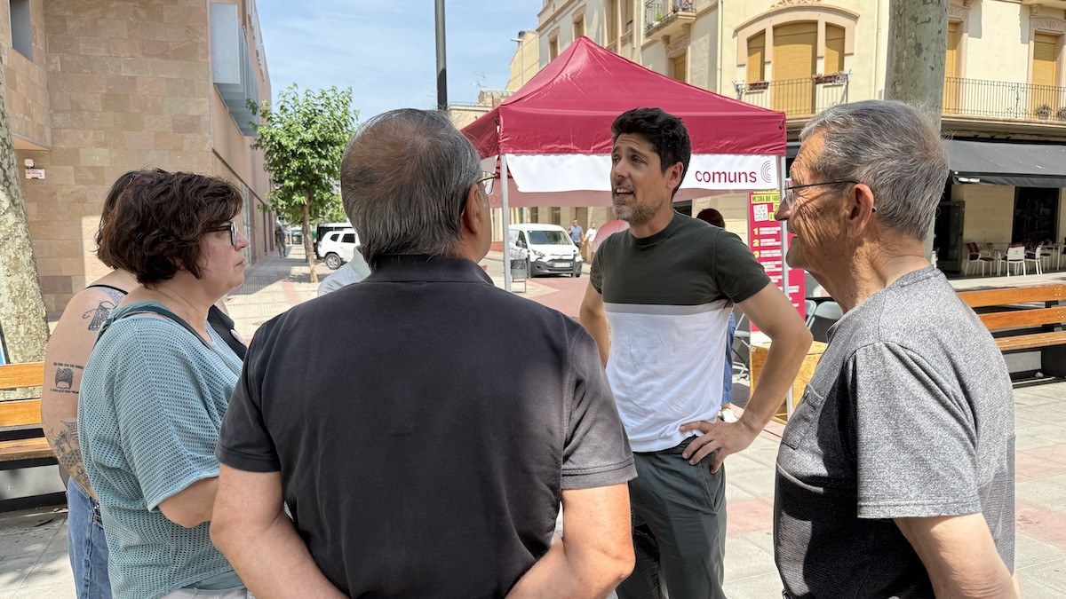 El portaveu dels Comuns, David Cid, parlant amb veïns de Tremp a la rambla Doctor Pearson
