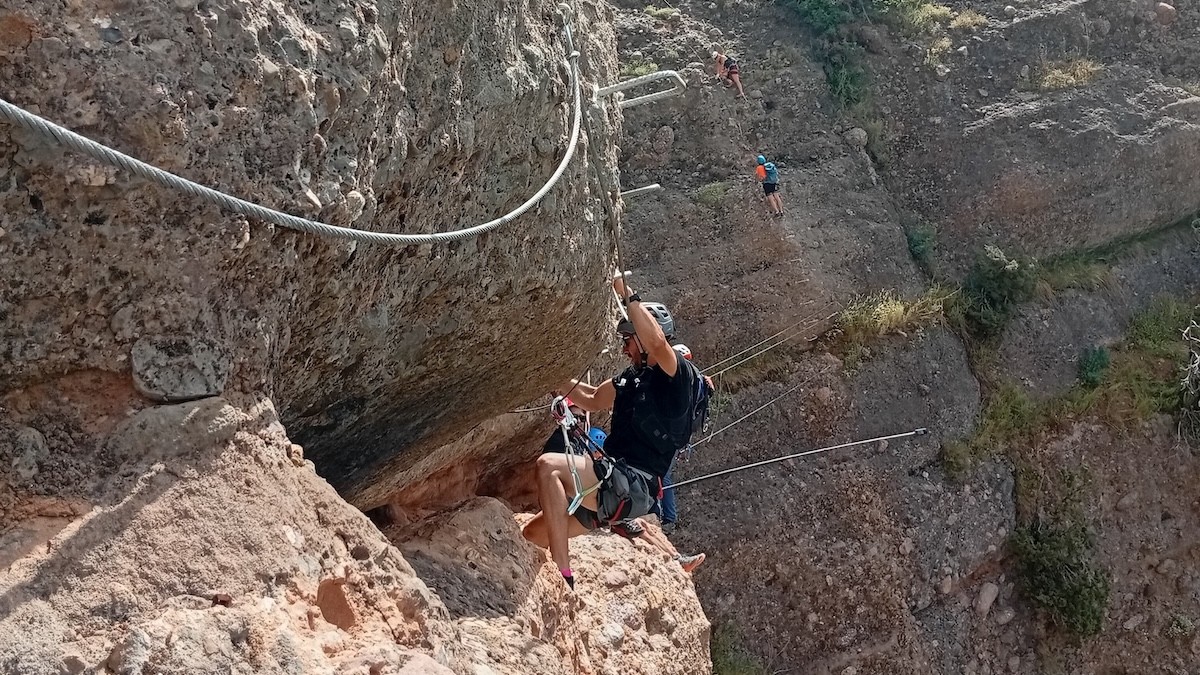 Escaladors a la nova via ferrada