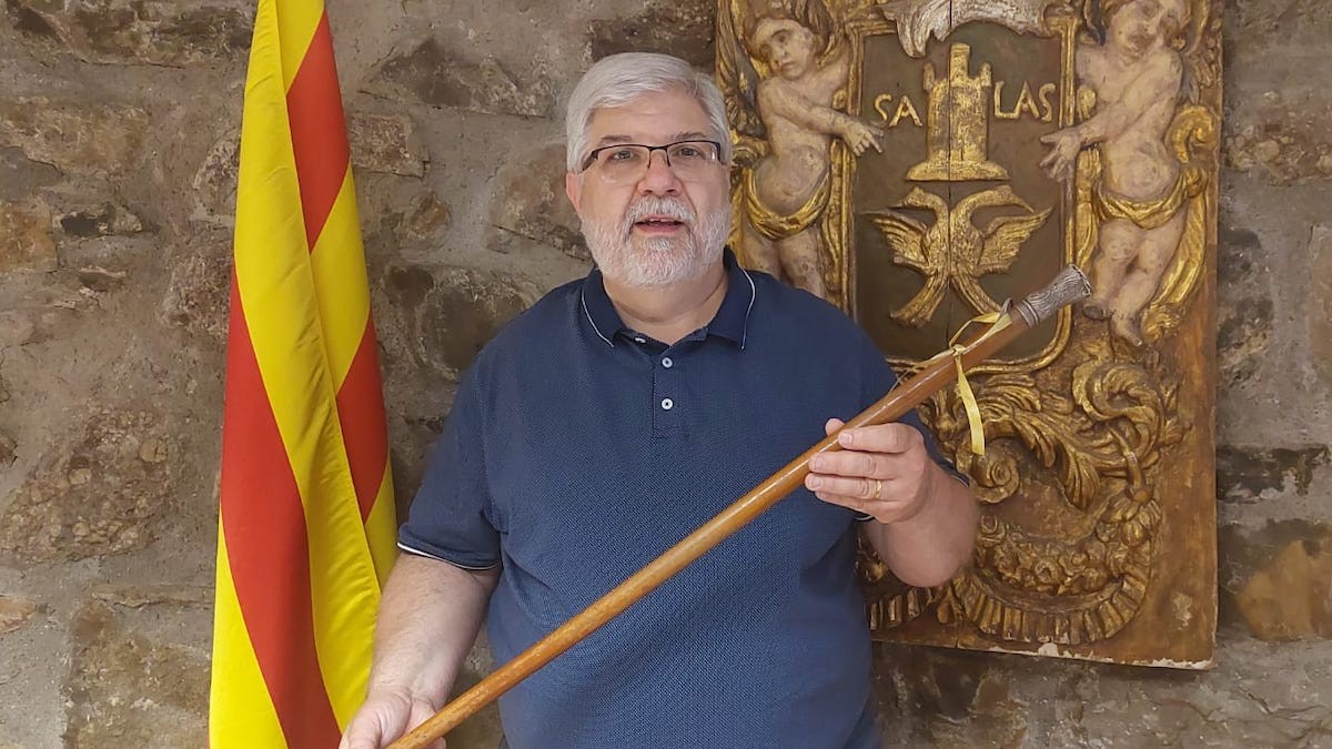 Toni Millet, amb la vara d'alcalde, aquest dimarts al vespre