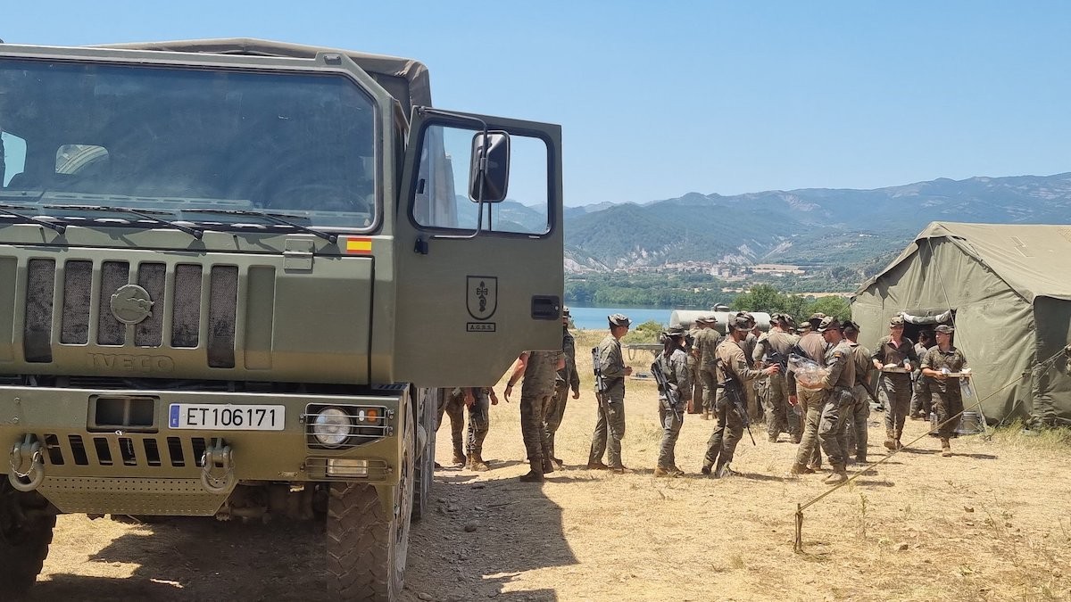 Els alumnes realitzant les pràctiques en un campament muntat prop d'Aramunt