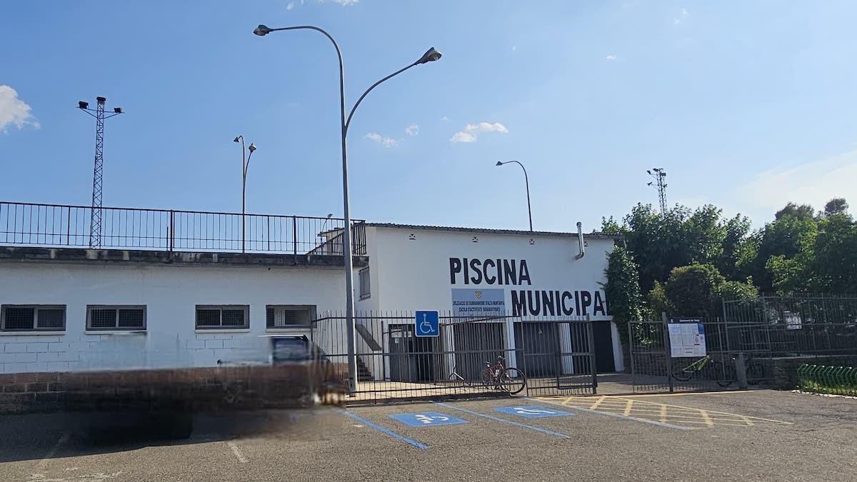 Exterior de la piscina municipal de Tremp, a la zona esportiva del Pinell