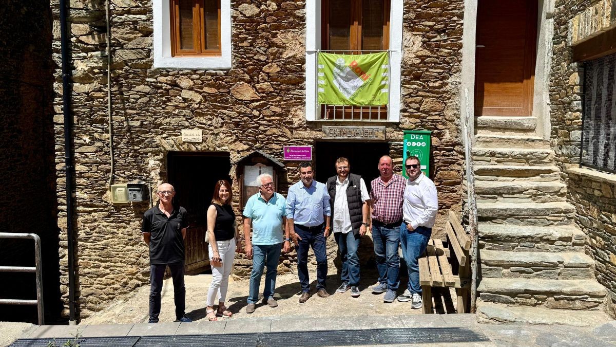 Les autoritats visitant l'immoble de Roní