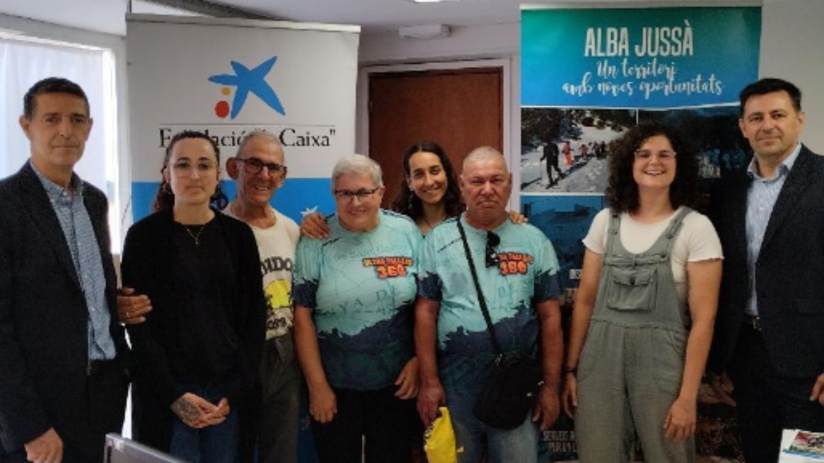 Membres de les dos entitats durant la signatura del conveni