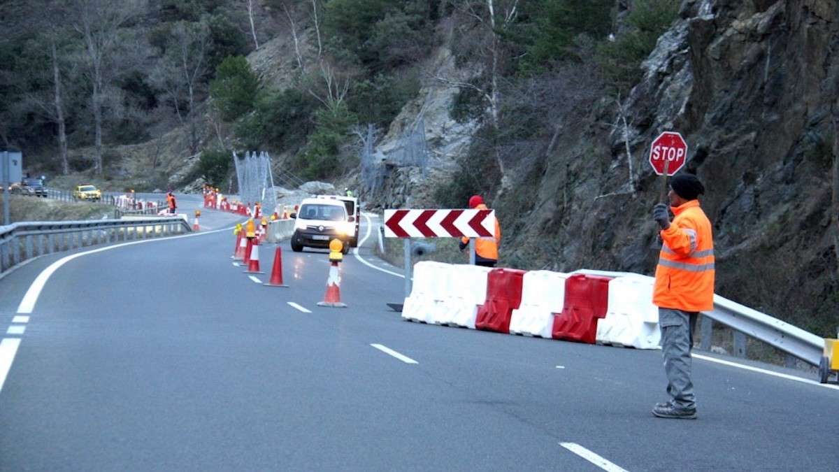 Unes obres a la carretera C-13 en una imatge d'arxiu