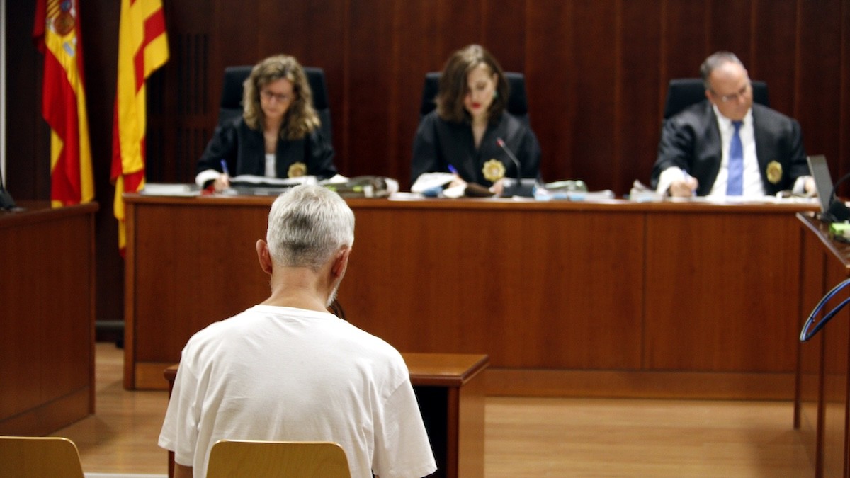 L'acusat, d'esquena, durant el judici celebrat aquest dimecres a l'Audiència de Lleida