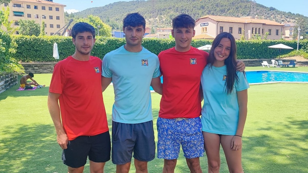 Els joves que s'encarregaran de la gestió de la piscina
