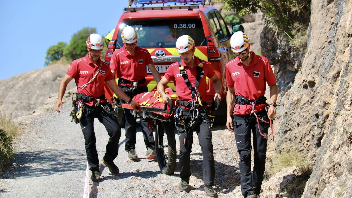 Membres dels GRAE fent un simulacre de rescat aquest dijous