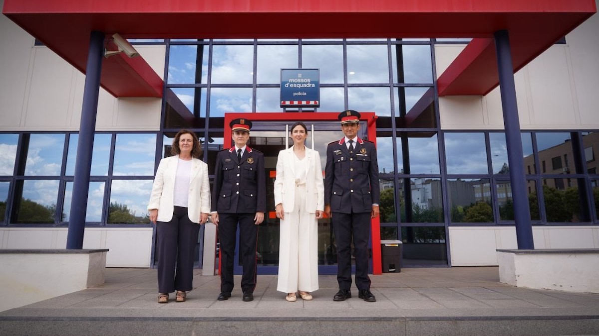 Imatge de la visita de Parlon a la comissaria dels Mossos de Tremp