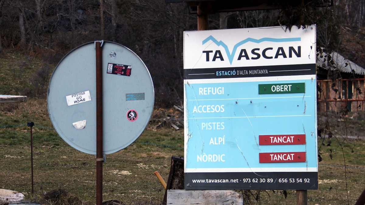 Un cartell informatiu a l'estació de Tavascan