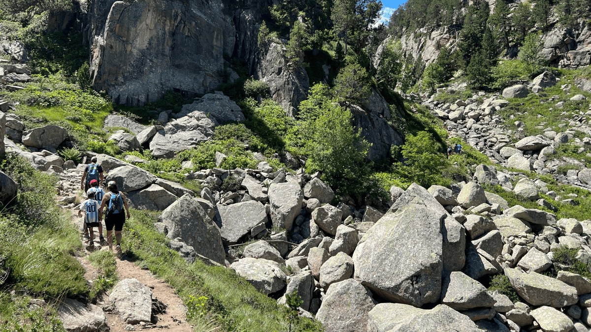 Uns excursionistes en una ruta pel Parc Nacional d'Aigüestortes