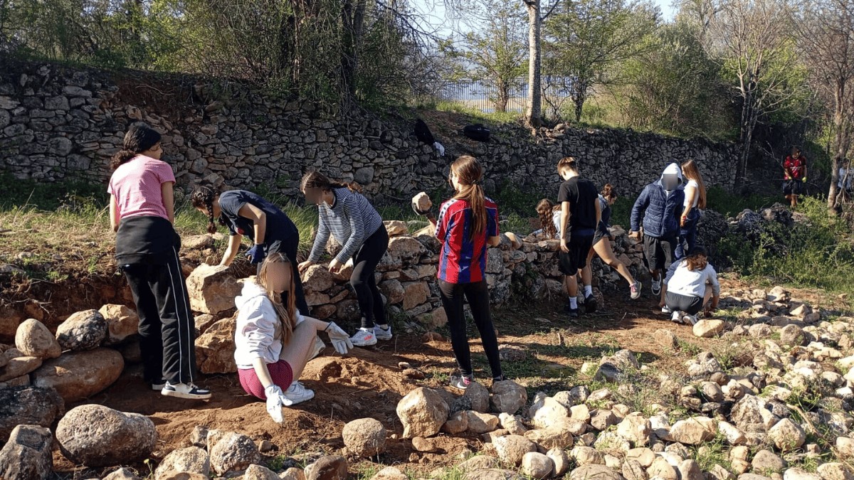 Alumnes construint murs de pedra seca a Soriguera