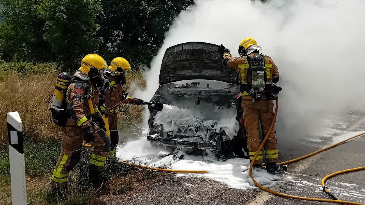 Els Bombers apagant les flames de l'incendi