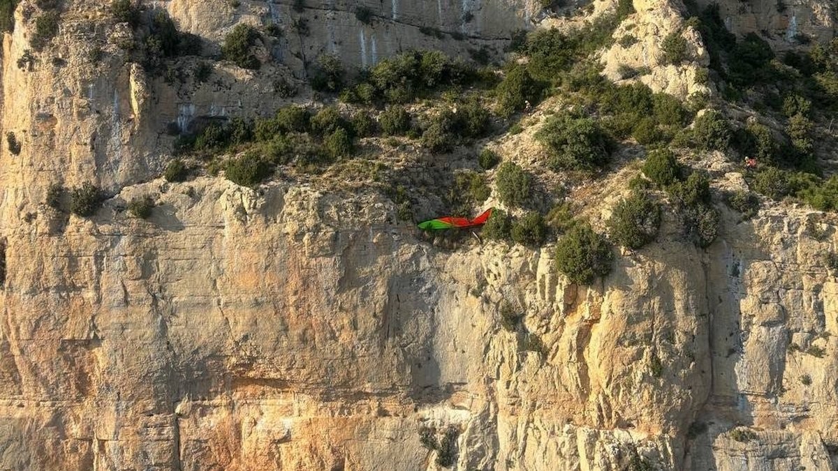L'ala delta accidentat a la punta del penya-segat