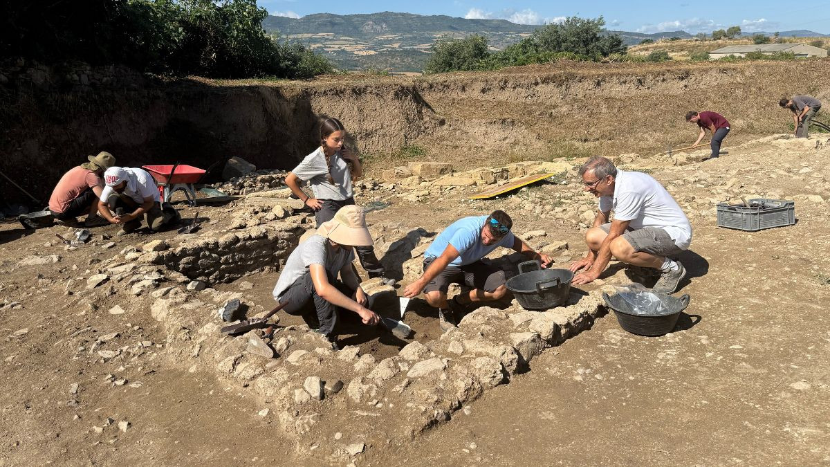 Estudiants excavant a l'Hort del Cavaller a Isona