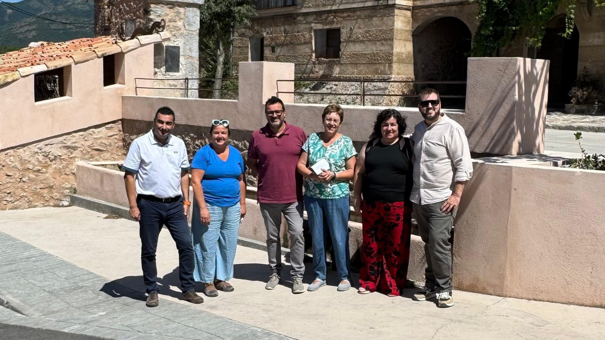 Les autoritats visitant l'immoble a Montcortès