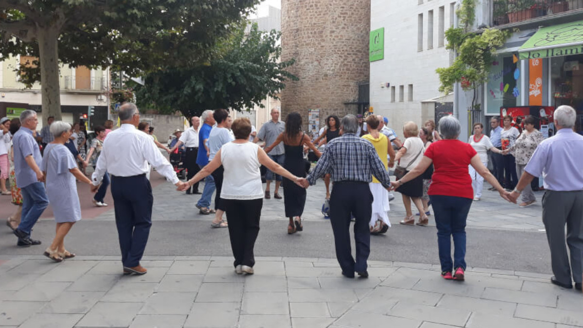 Imatge d'arxiu d'una ballada de sardanes a Tremp