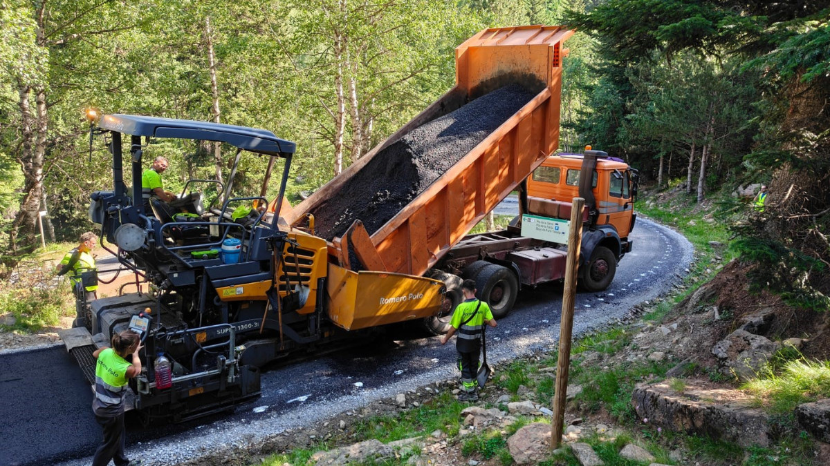 Treballs de pavimentació  de la pista forestal de Boet