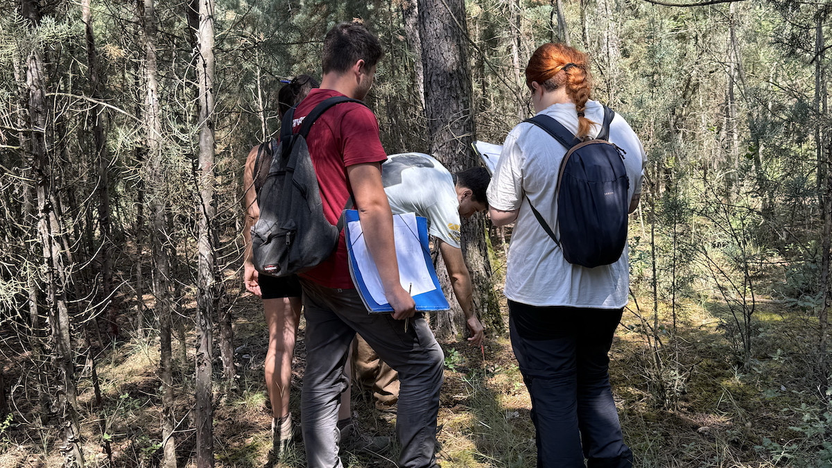 Alumnes de la UB prospectant la zona on estava situat el campament