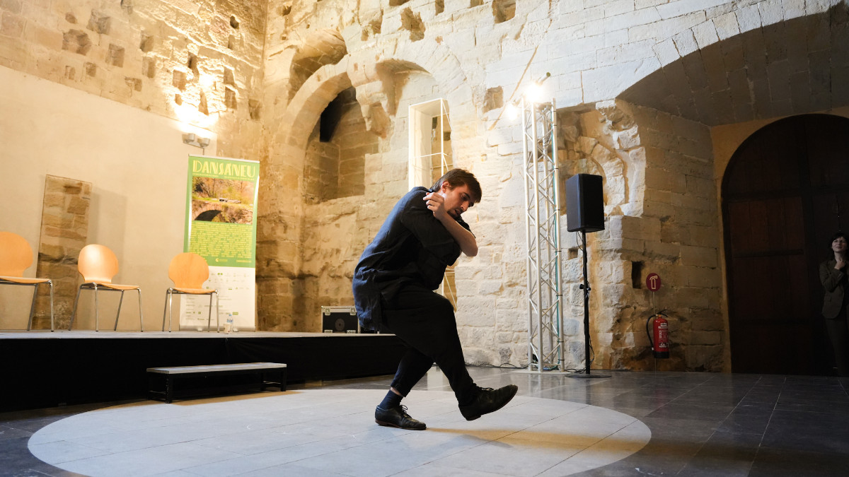El ballarí i coreògraf Aleix Martínez durant la presentació del Dansàneu a la Seu Vella