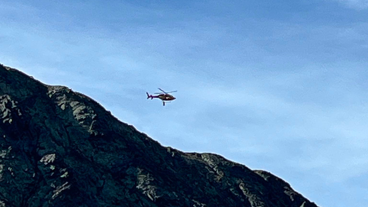 Imatge de l'helicòpter dels Bombers en el rescat d'Àreu