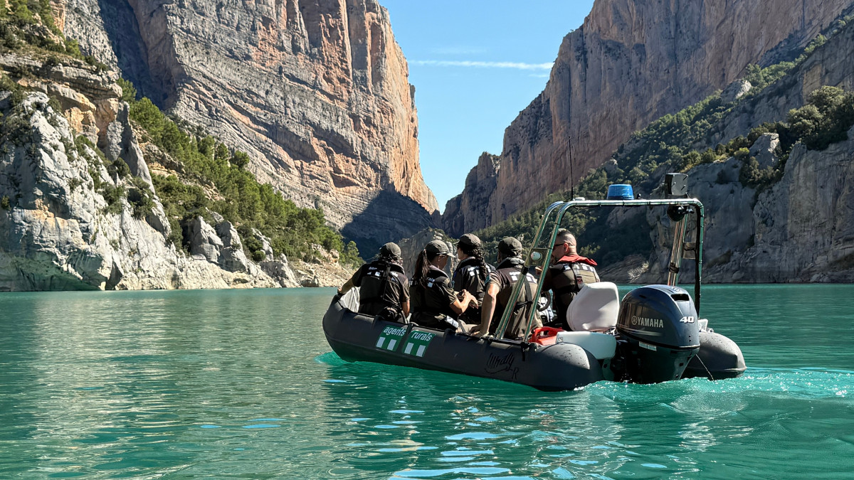 Agents Rurals fent tasques de vigilància amb llanxa a Mont-rebei