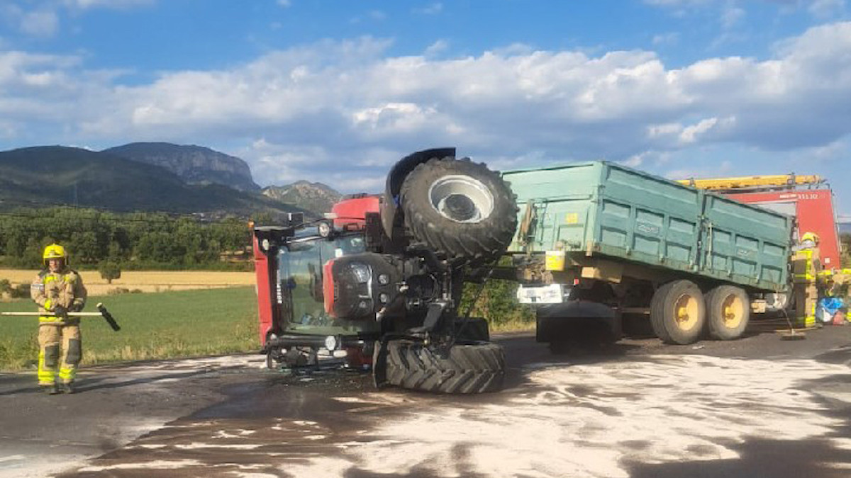El tractor ha quedat bolcat al mig de la carretera