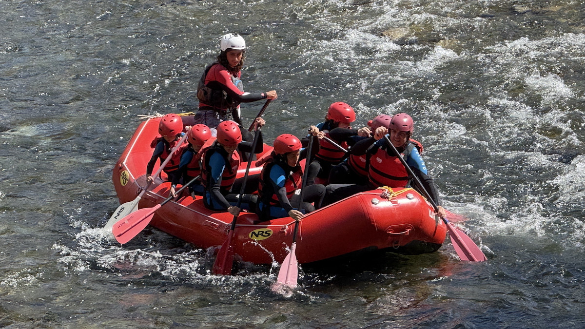 Una barca de ràfting descendint per la Noguera Pallaresa