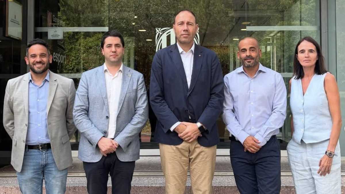 Imatge de la trobada dels alcaldes de Sort i la Seu amb el conseller d'Esports, Berni Àlvarez