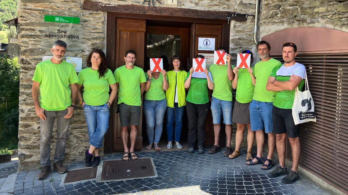 L'equip humà del parc mostrant el seu malestar davant la seu de Llavorsí