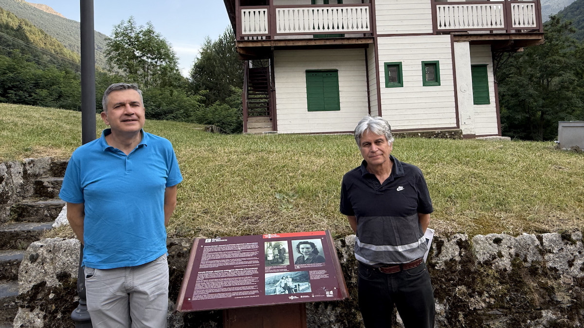 Imatge de l'acte davant la casa de la família Grangé
