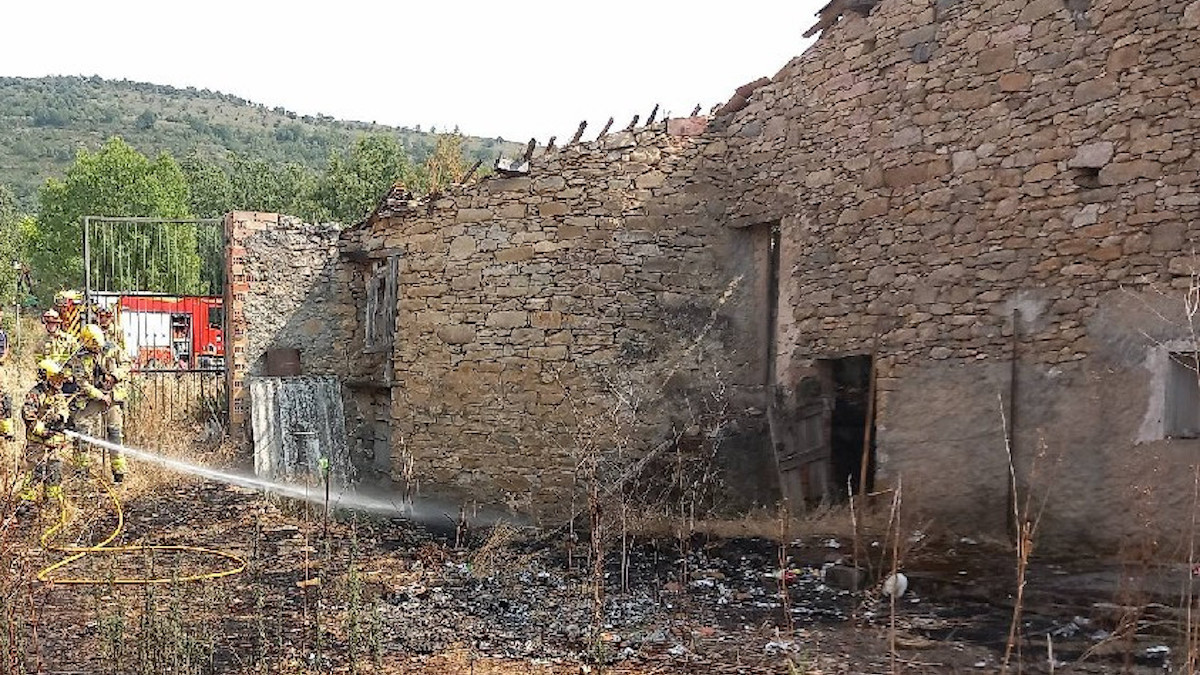 Els Bombers extingint l'incendi de Sant Serni