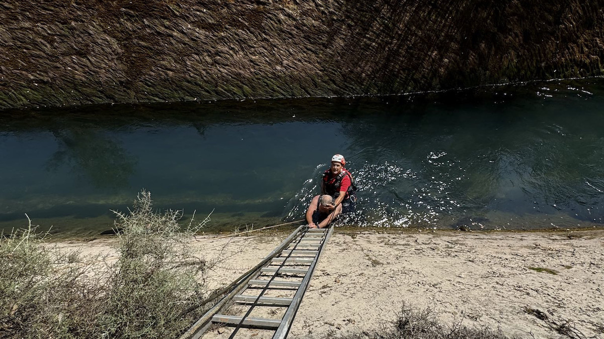 L'home, en el moment de ser extret de l'aigua