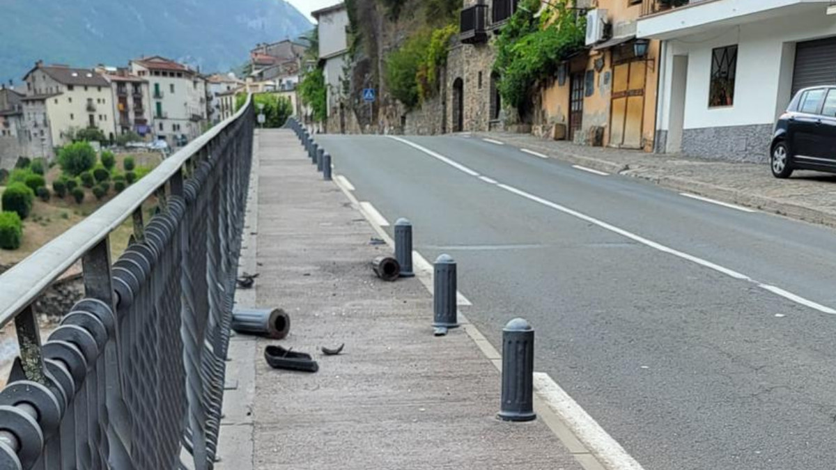 Algunes pilones arrencades a l'N-260 al seu pas per Gerri de la Sal