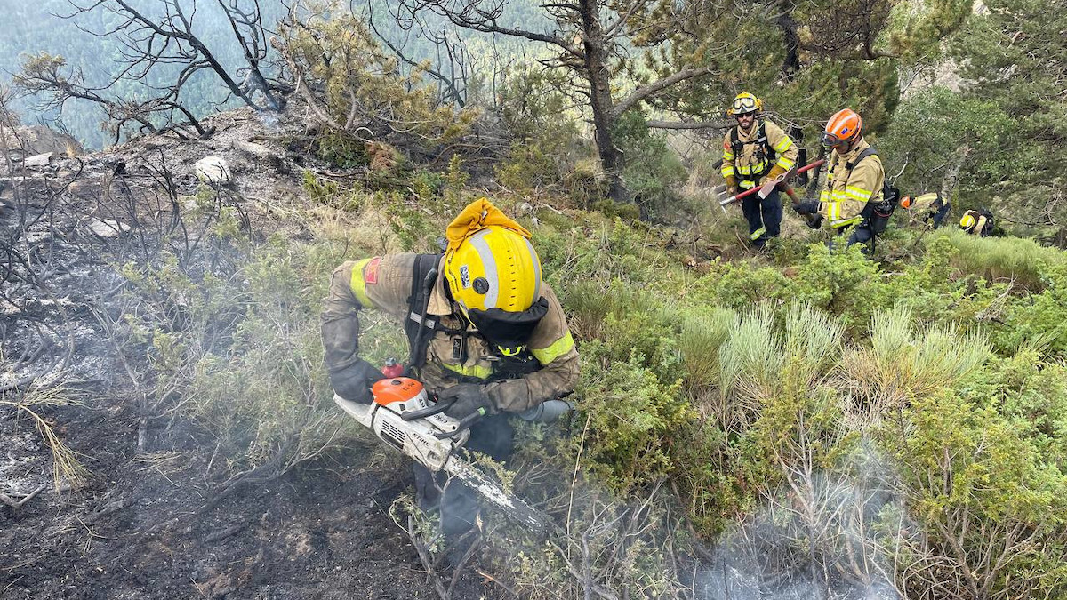 Bombers helitransportats treballant a l'incendi de Norís