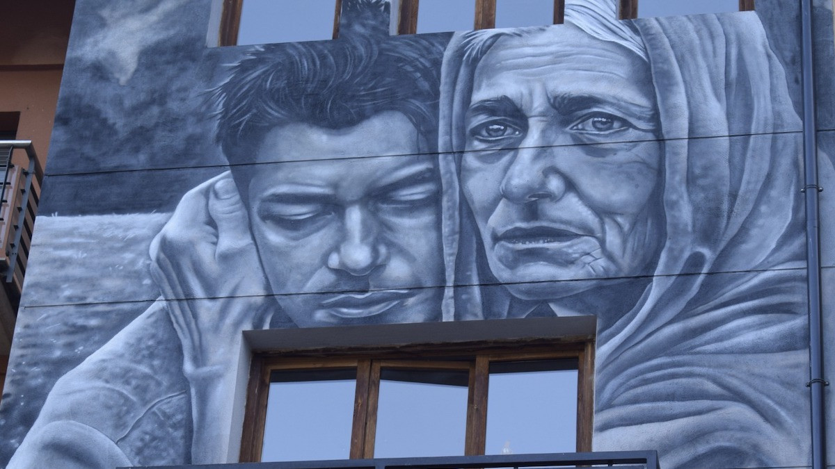 El nou mural pintat a la plaça Sant Eloi de Sort