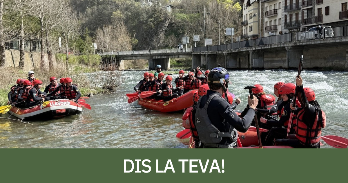 Turistes a punt d'iniciar un descens en ràfting per la Noguera Pallaresa
