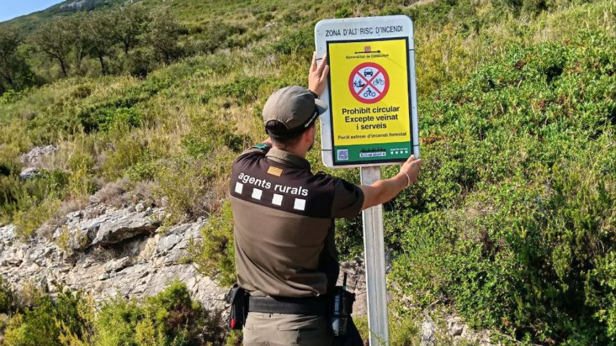 Un agent rural informant dels talls en els accessos