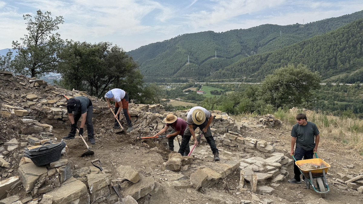 Els arqueòlegs, durant els treballs d'excavació al jaciment del Pui de Segur