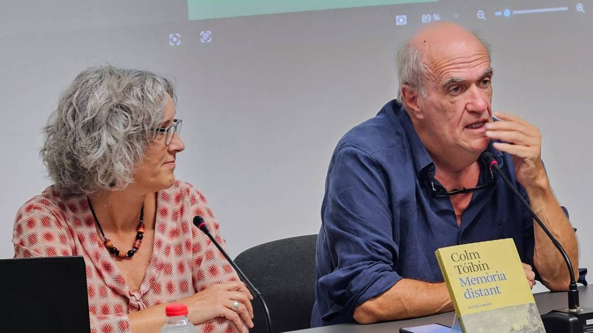 Núria Garcia-Quera i Colm Tóibín durant la presentació del llibre Memòria distant 